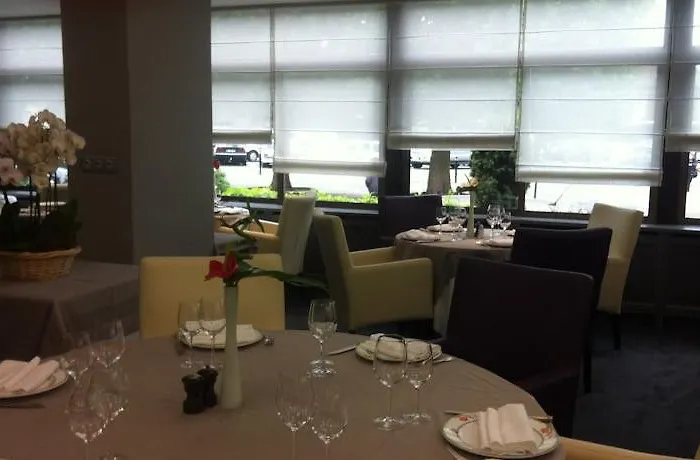 Hotel Logis - Du Nord Et Restaurant La Table D'elisa 3*